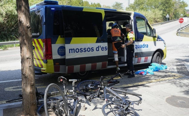 Un vehículo de los Mossos d'Esquadra atiende a los implicados en el atropello. 