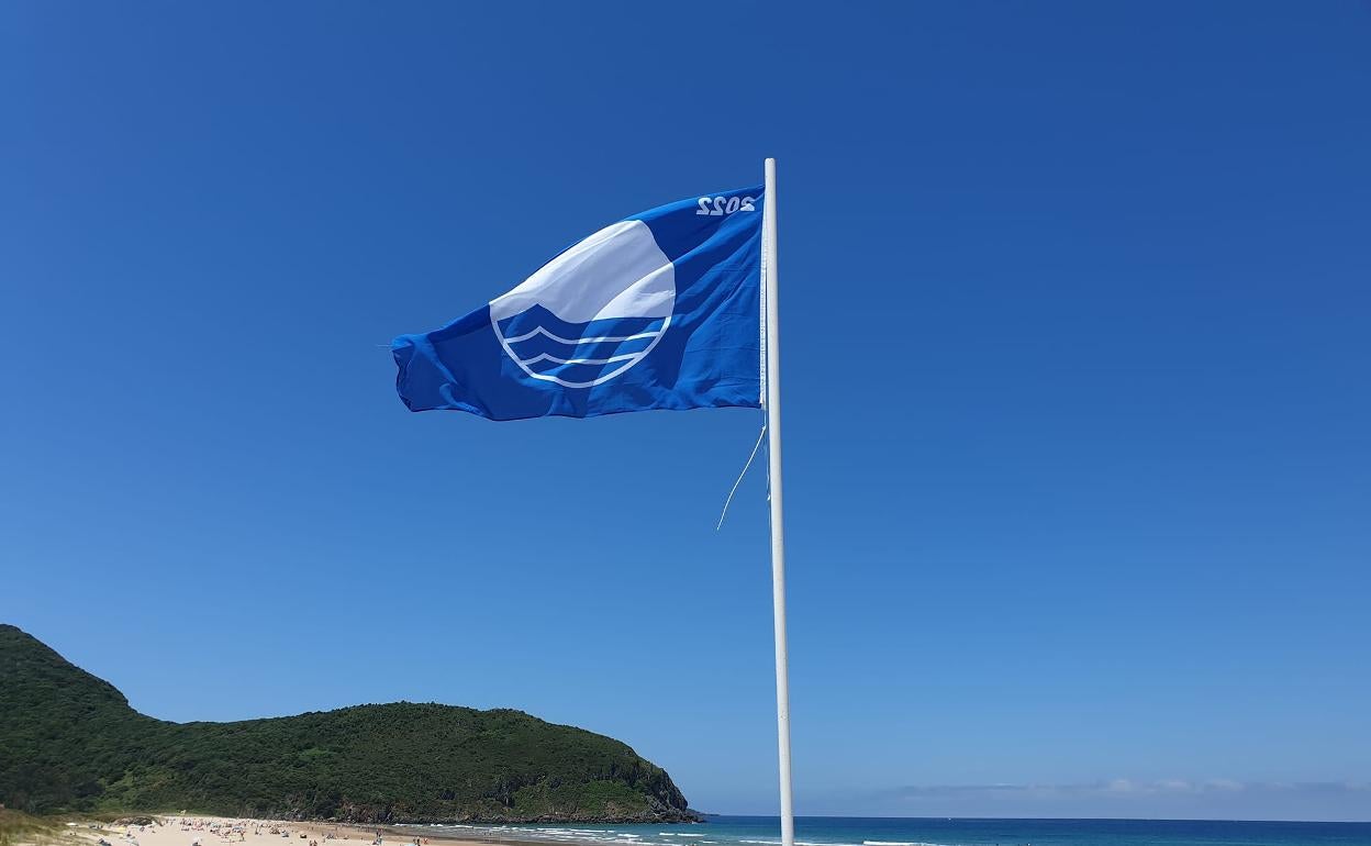 La playa de Berria de Santoña pierde el distintivo de bandera azul por sus deficiencias