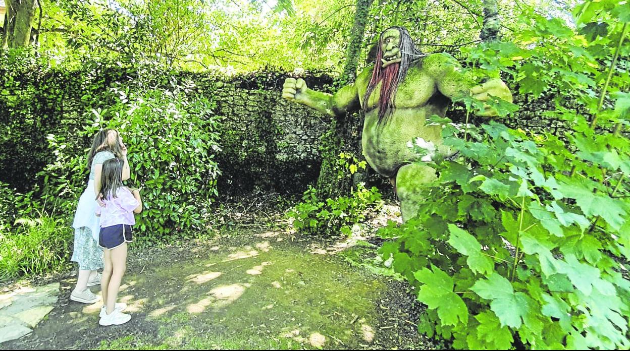 Visitantes contemplan al ojáncano, una de las criaturas más representativas de la mitología cántabra.