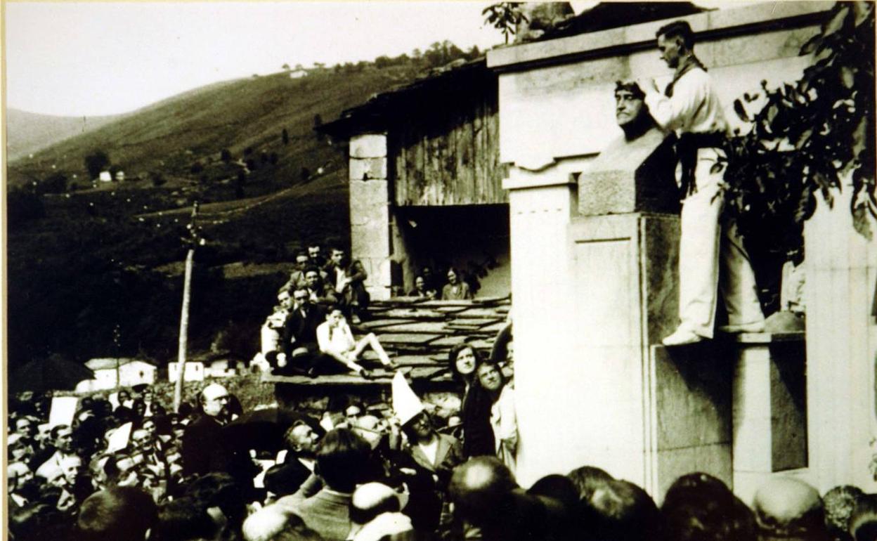 Antigua foto de la inauguración del monumento al Dr. Madrazo. 11 de septiembre de 1932. 