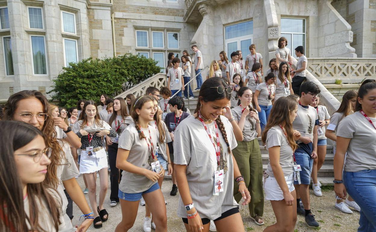 Grupo de alumnos del Aula Ortega y Gasset, una de las propuestas tradicionales ligadas a la identidad de la UIMP. 