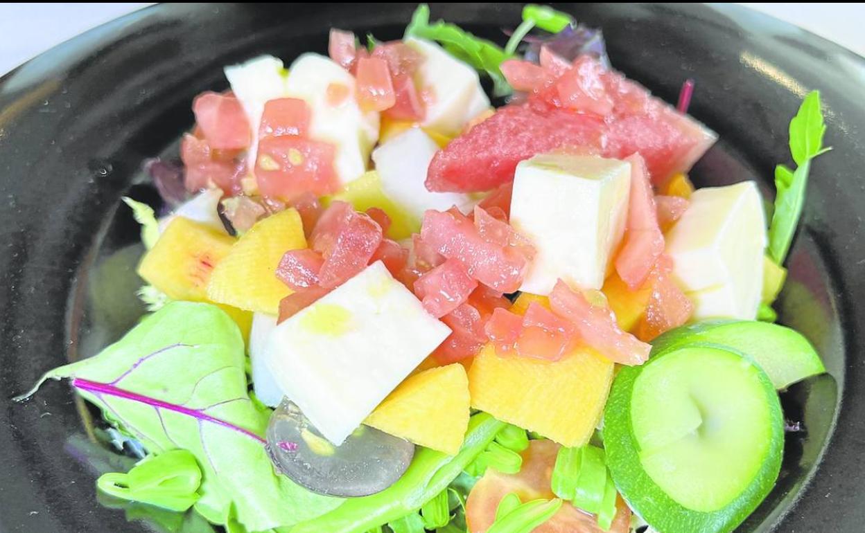 Ensalada verde con frutas, hortalizas y queso de Las Garmillas. 