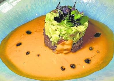 Imagen secundaria 1 - A la izquierda, salmorejo con tartar de atún rojo. A la derecha, risotto de bacalao con su pil pil. 