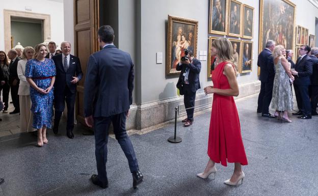 Sánchez recibe a Joe Biden durante la recepción a los líderes de la OTAN en el Museo del Prado. 