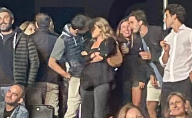 Piqué y su nueva novia ya no se esconden: besos y caricias en el concierto de Dani Martín