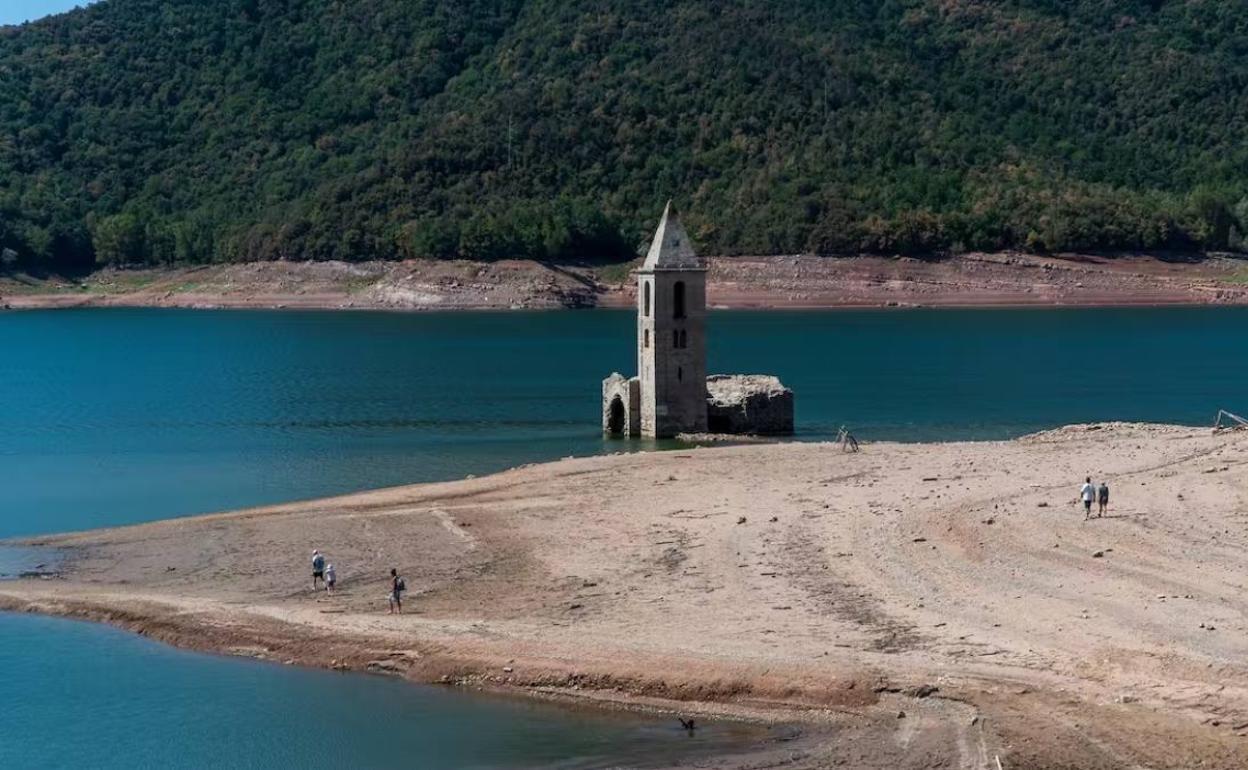 La iglesia del embalse de Sau, en Cataluña, emerge debido a la falta de precipitaciones.