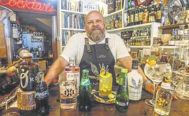 Óscar Solana en la barra de Taberna La Solía, con cuatro cócteles preparados con refrescos de la firma Coca-Cola