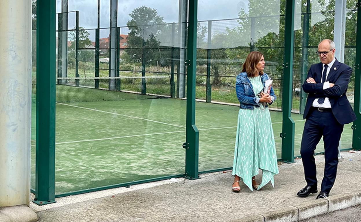 Visita de la consejera de Presidencia y el alcalde de Escalante a la instalación deportiva.