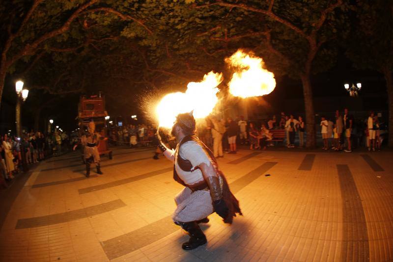 Tras los fuegos artificiales, las calles de Torrelavega acogieron un pasacalles nocturno de Subumbra de Troula Teatro.