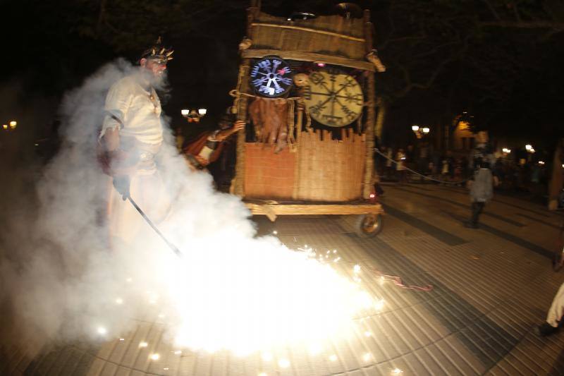 Tras los fuegos artificiales, las calles de Torrelavega acogieron un pasacalles nocturno de Subumbra de Troula Teatro.