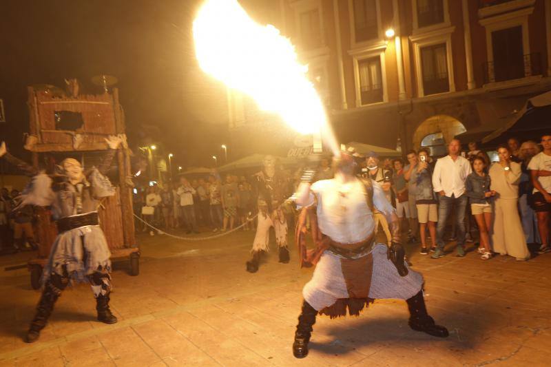 Tras los fuegos artificiales, las calles de Torrelavega acogieron un pasacalles nocturno de Subumbra de Troula Teatro.