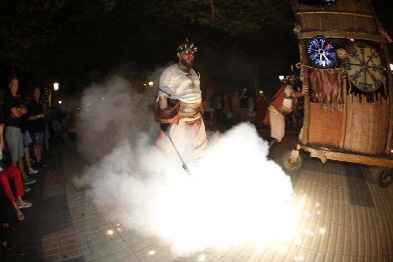 Tras los fuegos artificiales, las calles de Torrelavega acogieron un pasacalles nocturno de Subumbra de Troula Teatro.