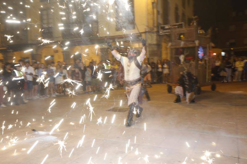 Tras los fuegos artificiales, las calles de Torrelavega acogieron un pasacalles nocturno de Subumbra de Troula Teatro.