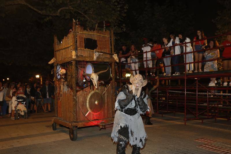 Tras los fuegos artificiales, las calles de Torrelavega acogieron un pasacalles nocturno de Subumbra de Troula Teatro.