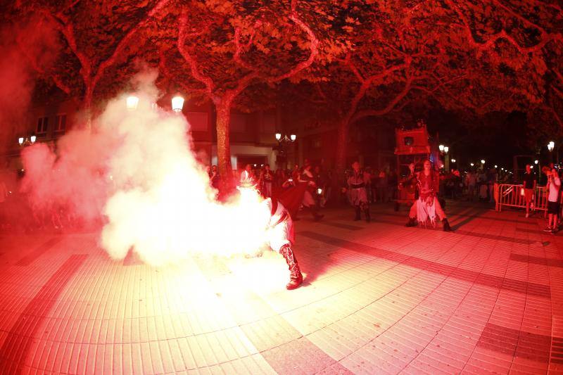 Tras los fuegos artificiales, las calles de Torrelavega acogieron un pasacalles nocturno de Subumbra de Troula Teatro.