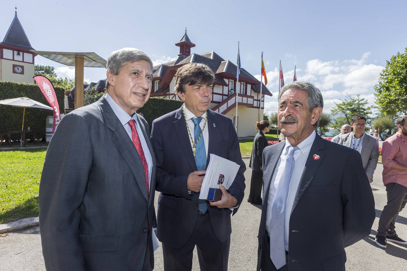 García Delgado junto a Andradas y el presidente de Cantabria, Miguel Ángel Revilla