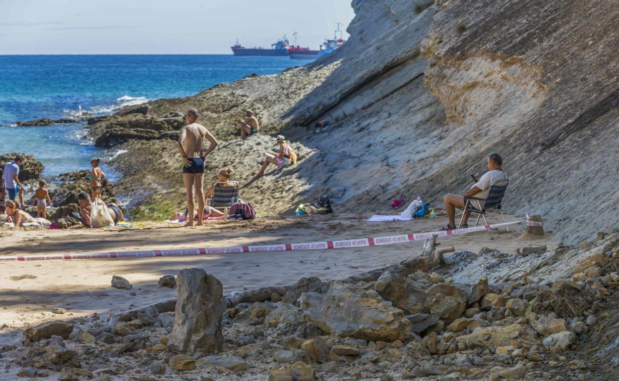 El área donde cayeron las piedras está señalizada y a la espera de actuaciones para evitar más desprendimientos. 