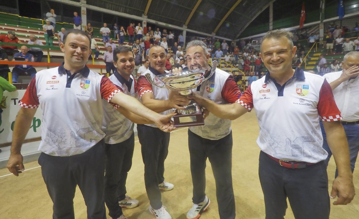 Gonzalo Egusquiza, Pablo Lavín, Lolo Lavid, Carlos García y Óscar González festejan el triunfo de Andros en la final de la Copa FEB. 