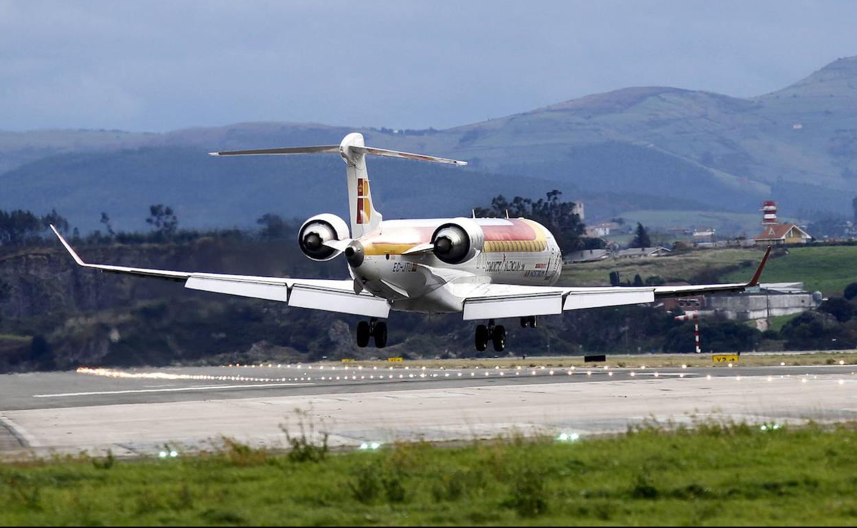 Imagen de archivo de un avión de Iberia tratando de tomar tierra en el aeropuerto de Santander. 