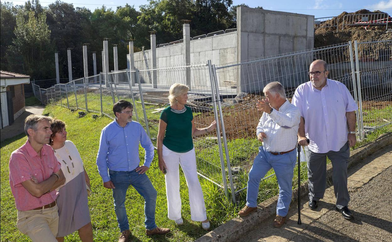 En el centro de la imagen, la consejera de Educación conversa con el alcalde de Villaescusa en su visita 