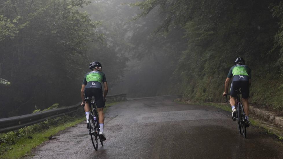 La niebla complicó la ascensión hasta tal punto que lo más prudente fue regresar a media subida. 