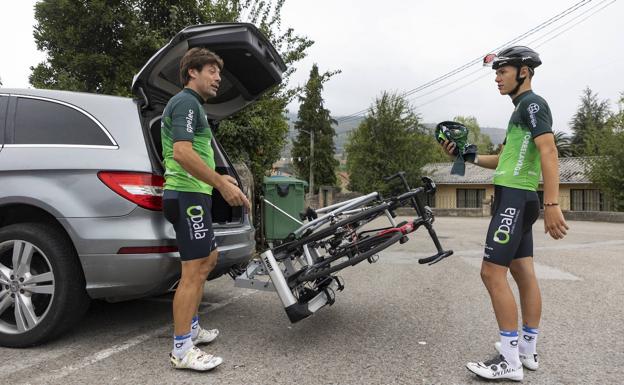 Imagen. Padre e hijo preparan en Bárcena de Pie de Concha la ascensión al nuevo puerto de la Vuelta.