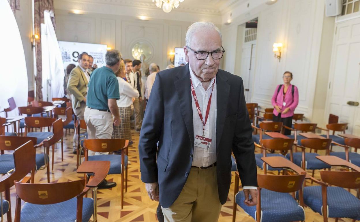 Alfonso Guerra, exvicepresidente del Gobierno de España, este miércoles, en una de las aulas de La Magdalena. 