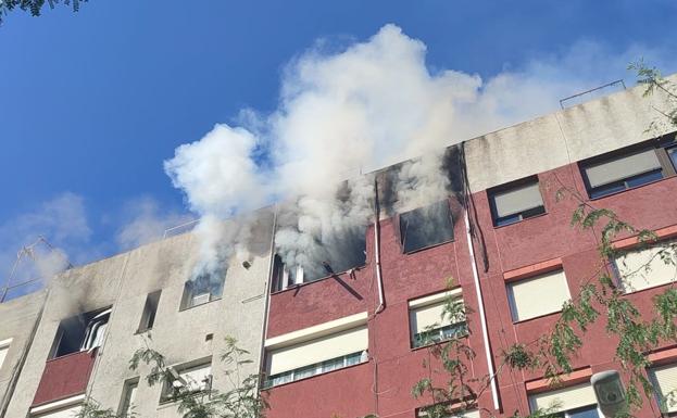 Incendio en un bloque de viviendas de Badalona. 