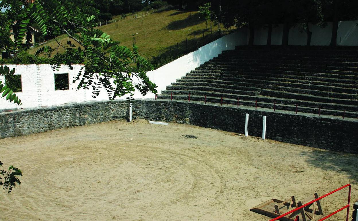 La plaza de toros cuadrada de Rasines acogerá las jornadas festivas de IU.