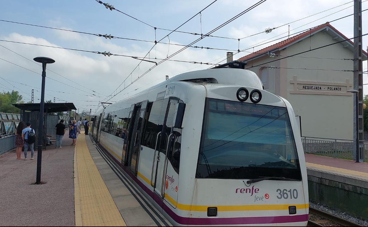 Tren parado en Requejada esta mañana, a la espera de que se retirase el averiado en Mogro para poder circular.