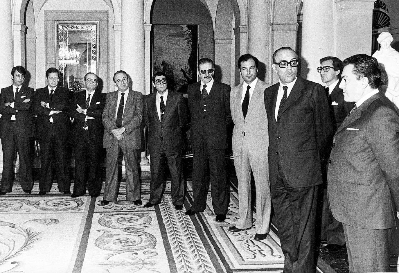 El presidente del Gobierno, Leopoldo Calvo Sotelo, recibió en 1981 a una delegación de la Unión del Centro Democrático de Cantabria, UCD, en el Palacio de La Moncloa con motivo de la ratificación del Estatuto de Autonomía de Cantabria. De izquierda a derecha, Javier Hinojal, José Antonio Rodríguez, Roque Manresa, Ambrosio Calzada, Roberto Sáez, Leandro Valle, Alberto Cuartas, Leopoldo Calvo Sotelo, Justo de las Cuevas.