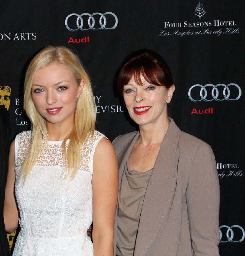 Frances Fisher (d), en la actualidad junto a su hija Francesca Eastwood.