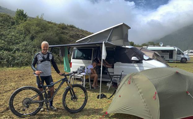 Imagen principal - El neerlandés Onno Hoff, Turuelo y Sánchez con amigos y familiares e imagen del acceso por Bárcena, que quedó cortado a las 15.00 horas. 