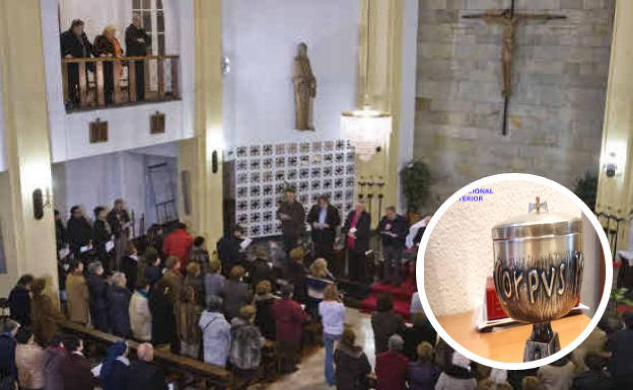 Imagen del interior de la iglesia y detalle del copón recuperado por la Policía Nacional. 