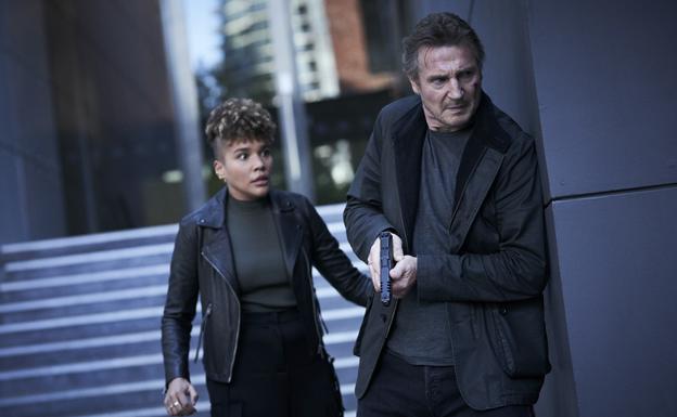 Liam Neeson y Emmy Raver-Lampman en 'El mediador'.