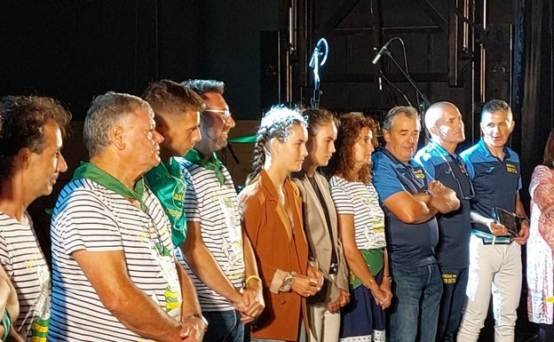 Imagen principal - Los homenajeados recibieron el cariño del público congregado para dar inicio a las fiestas 