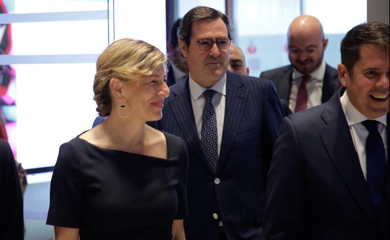 La vicepresidenta Yolanda Díaz y el presidente de la CEOE, Antonio Garamendi, hace unos meses.