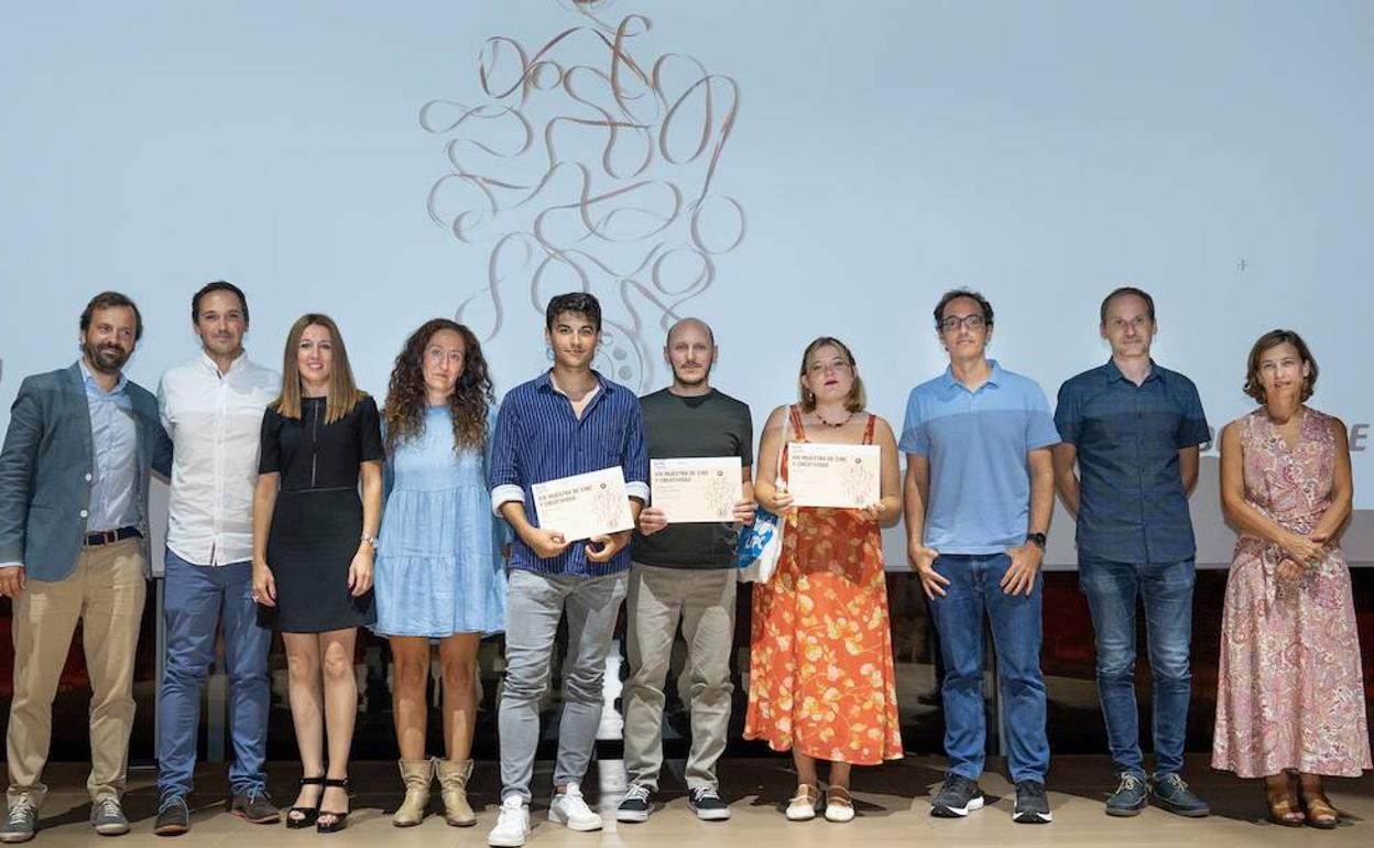 Los premiados de la Muestra, con el jurado y representantes del Centro Botín y de Bridgestone. 