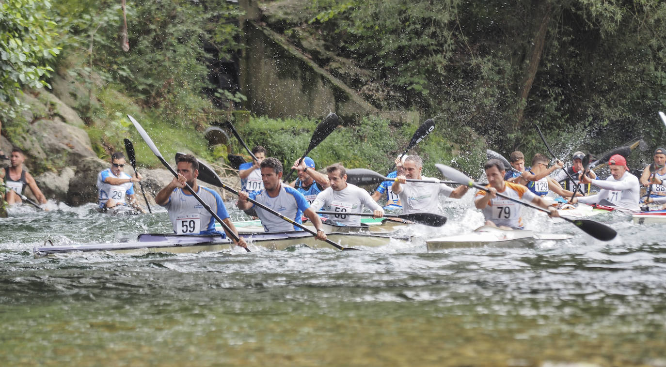 La prueba, que ha contado con unas 150 embarcaciones, se completa este domingo con la Regata Santos Mártires para categorías inferiores