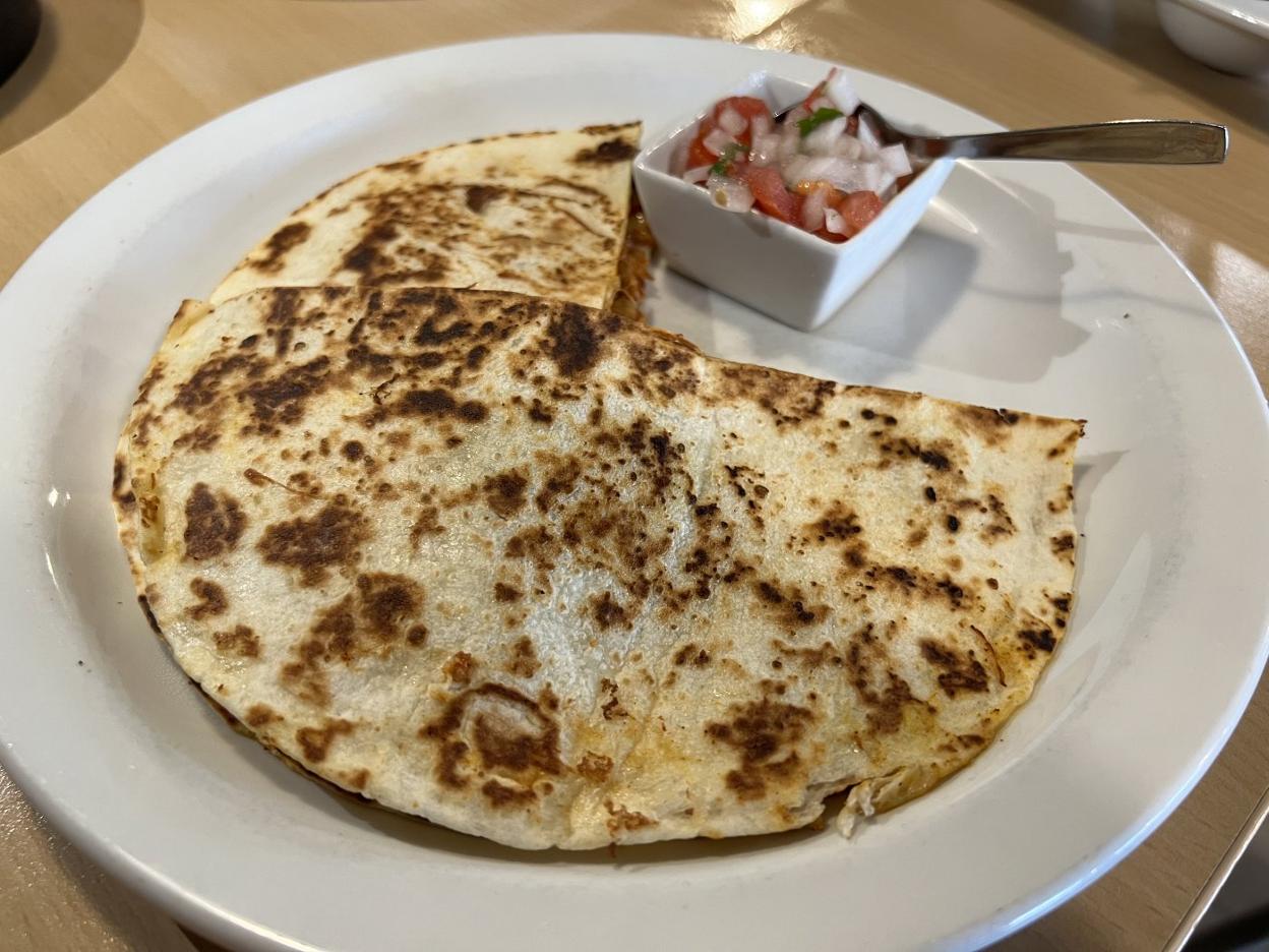 Gringa, tortilla de trigo con queso, carne de cerdo marinada y pico de gallo. 