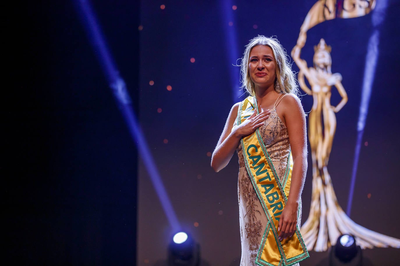 La joven de 18 años, Marina Edilla, releva a María Pardo al coronarse como 'Miss Grand Cantabria 2022' en un evento multitudinario celebrado en el Teatro Municipal Concha Espina de Torrelavega. Miss Ribamontán al Monte, que había sido ya la más exitosa de las 27 candidatas en las redes sociales del concurso, representará a Cantabria en 'Miss Grand España 2023'. Edilla fue la preferida del jurado por delante de Miss Torrelavega y Miss El Alisal, que terminaron el certamen como finalistas.