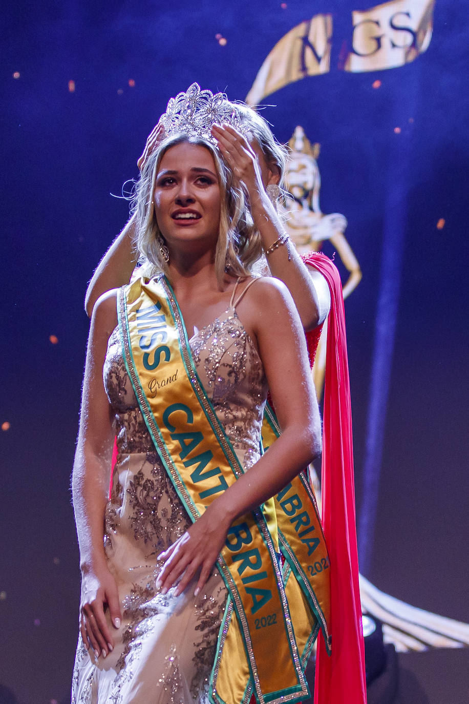 La joven de 18 años, Marina Edilla, releva a María Pardo al coronarse como 'Miss Grand Cantabria 2022' en un evento multitudinario celebrado en el Teatro Municipal Concha Espina de Torrelavega. Miss Ribamontán al Monte, que había sido ya la más exitosa de las 27 candidatas en las redes sociales del concurso, representará a Cantabria en 'Miss Grand España 2023'. Edilla fue la preferida del jurado por delante de Miss Torrelavega y Miss El Alisal, que terminaron el certamen como finalistas.