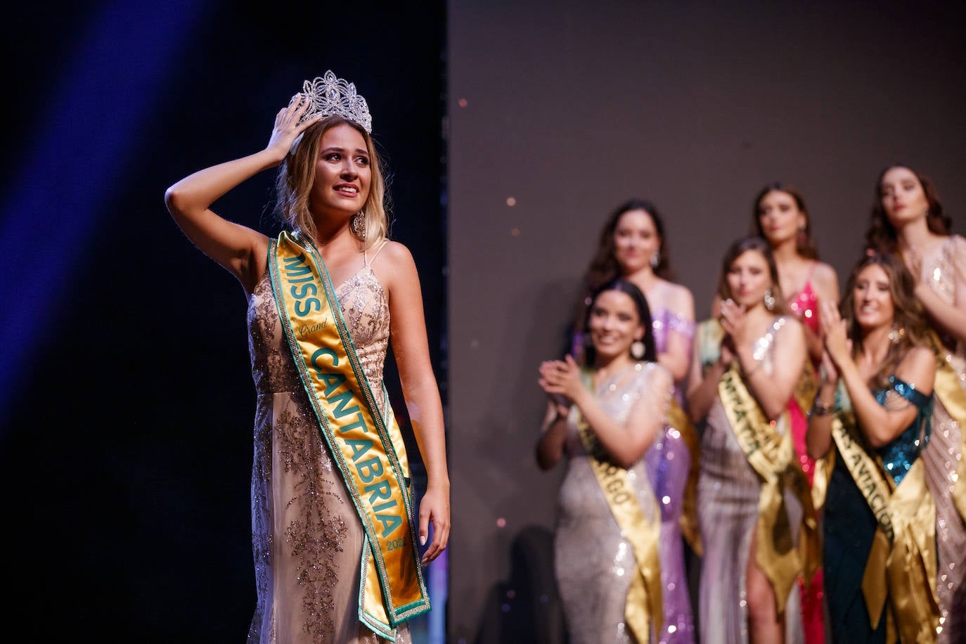 La joven de 18 años, Marina Edilla, releva a María Pardo al coronarse como 'Miss Grand Cantabria 2022' en un evento multitudinario celebrado en el Teatro Municipal Concha Espina de Torrelavega. Miss Ribamontán al Monte, que había sido ya la más exitosa de las 27 candidatas en las redes sociales del concurso, representará a Cantabria en 'Miss Grand España 2023'. Edilla fue la preferida del jurado por delante de Miss Torrelavega y Miss El Alisal, que terminaron el certamen como finalistas.