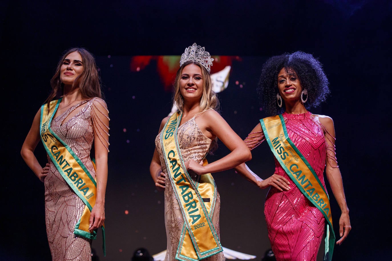 La joven de 18 años, Marina Edilla, releva a María Pardo al coronarse como 'Miss Grand Cantabria 2022' en un evento multitudinario celebrado en el Teatro Municipal Concha Espina de Torrelavega. Miss Ribamontán al Monte, que había sido ya la más exitosa de las 27 candidatas en las redes sociales del concurso, representará a Cantabria en 'Miss Grand España 2023'. Edilla fue la preferida del jurado por delante de Miss Torrelavega y Miss El Alisal, que terminaron el certamen como finalistas.