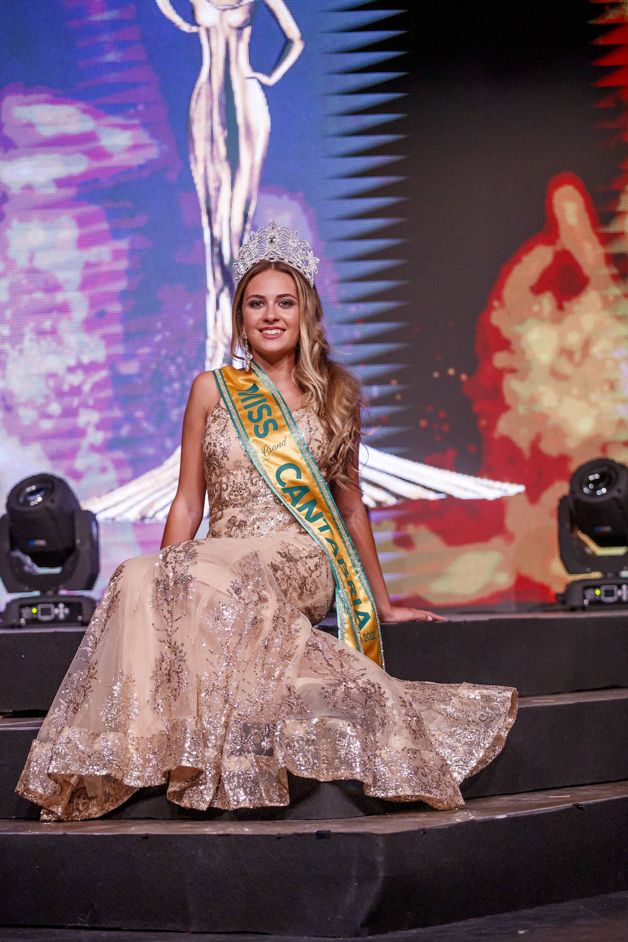 La joven de 18 años, Marina Edilla, releva a María Pardo al coronarse como 'Miss Grand Cantabria 2022' en un evento multitudinario celebrado en el Teatro Municipal Concha Espina de Torrelavega. Miss Ribamontán al Monte, que había sido ya la más exitosa de las 27 candidatas en las redes sociales del concurso, representará a Cantabria en 'Miss Grand España 2023'. Edilla fue la preferida del jurado por delante de Miss Torrelavega y Miss El Alisal, que terminaron el certamen como finalistas.