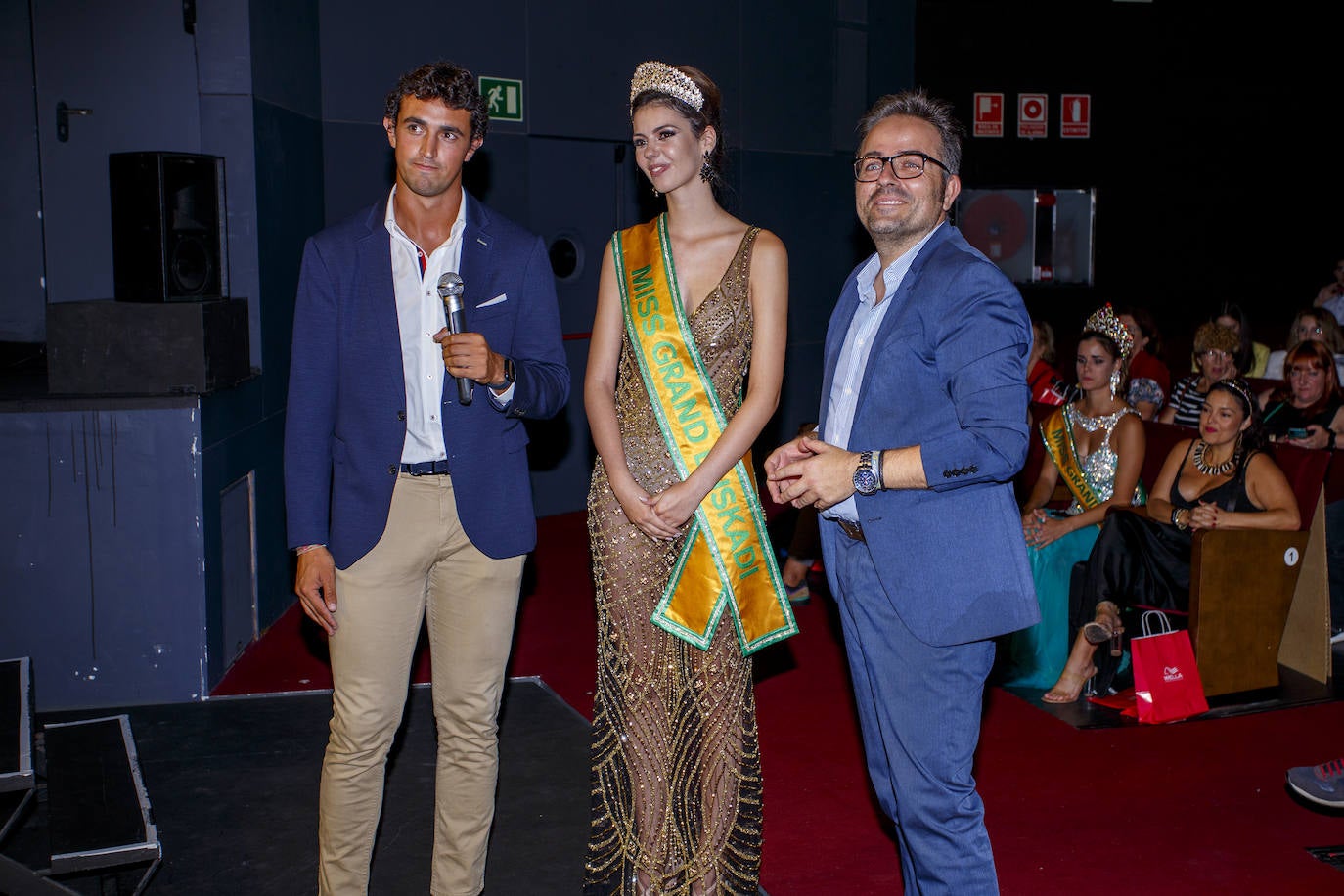 La joven de 18 años, Marina Edilla, releva a María Pardo al coronarse como 'Miss Grand Cantabria 2022' en un evento multitudinario celebrado en el Teatro Municipal Concha Espina de Torrelavega. Miss Ribamontán al Monte, que había sido ya la más exitosa de las 27 candidatas en las redes sociales del concurso, representará a Cantabria en 'Miss Grand España 2023'. Edilla fue la preferida del jurado por delante de Miss Torrelavega y Miss El Alisal, que terminaron el certamen como finalistas.