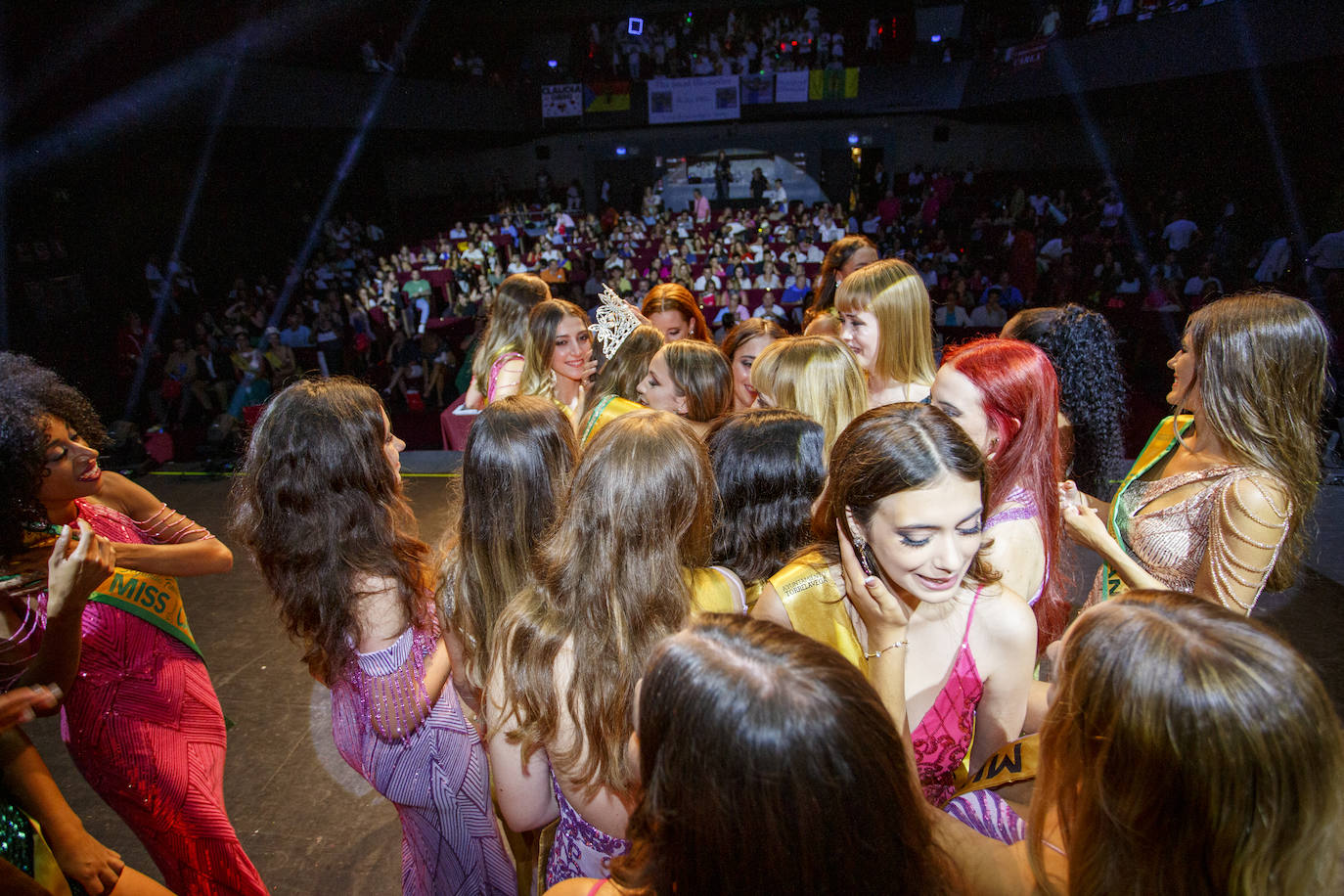 La joven de 18 años, Marina Edilla, releva a María Pardo al coronarse como 'Miss Grand Cantabria 2022' en un evento multitudinario celebrado en el Teatro Municipal Concha Espina de Torrelavega. Miss Ribamontán al Monte, que había sido ya la más exitosa de las 27 candidatas en las redes sociales del concurso, representará a Cantabria en 'Miss Grand España 2023'. Edilla fue la preferida del jurado por delante de Miss Torrelavega y Miss El Alisal, que terminaron el certamen como finalistas.