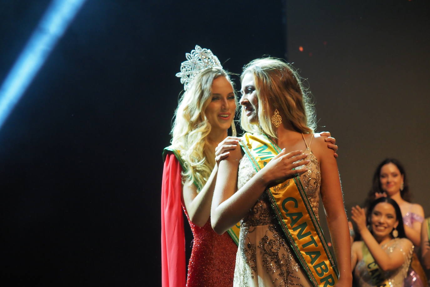 Marina Edilla, anoche, con la corona de Miss Grand Cantabria. 