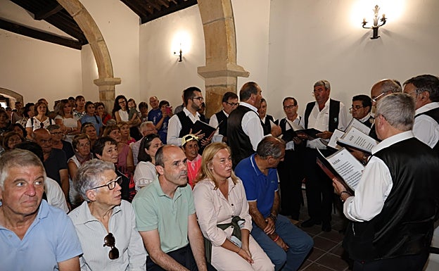 Imagen principal - Misa en el interior de la ermita y paella con que el Ayuntamiento invitó a los romeros 