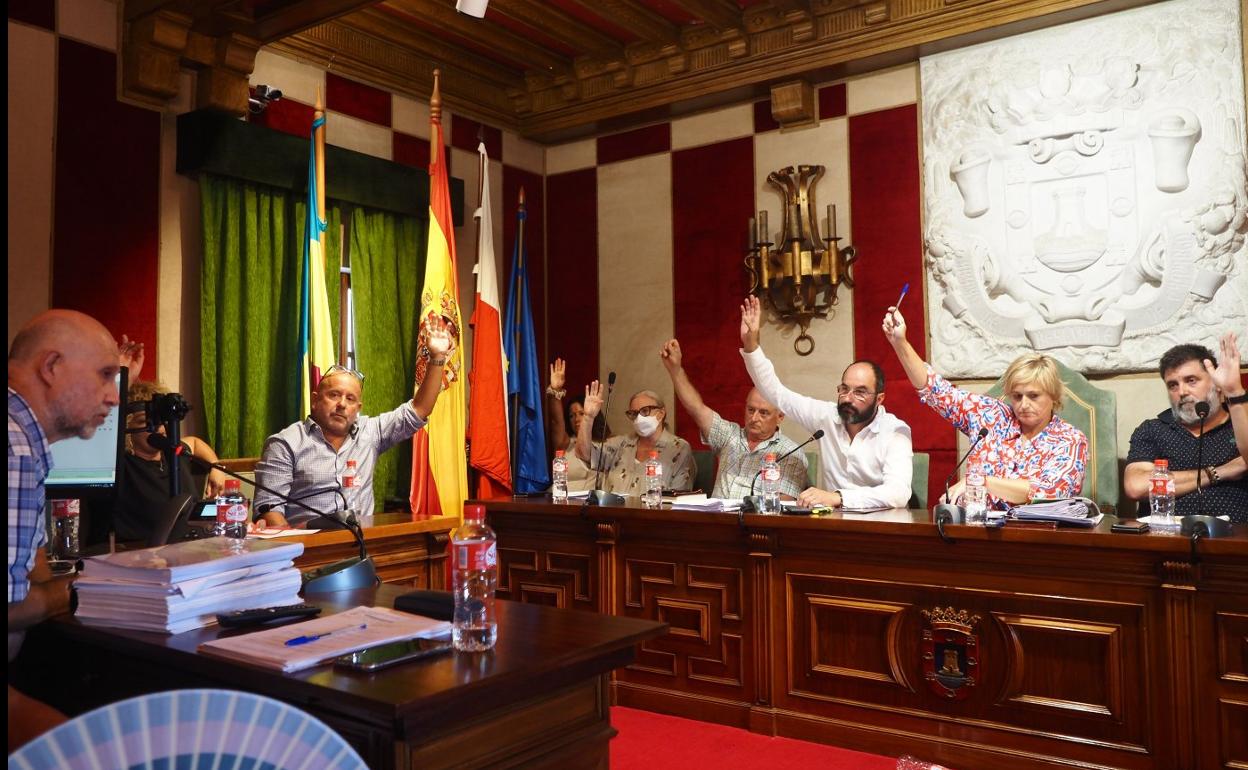 La alcaldesa de Camargo, Esther Bolado, en la votación de las basuras junto a los concejales socialistas y el regionalista Héctor Lavín (derecha). 